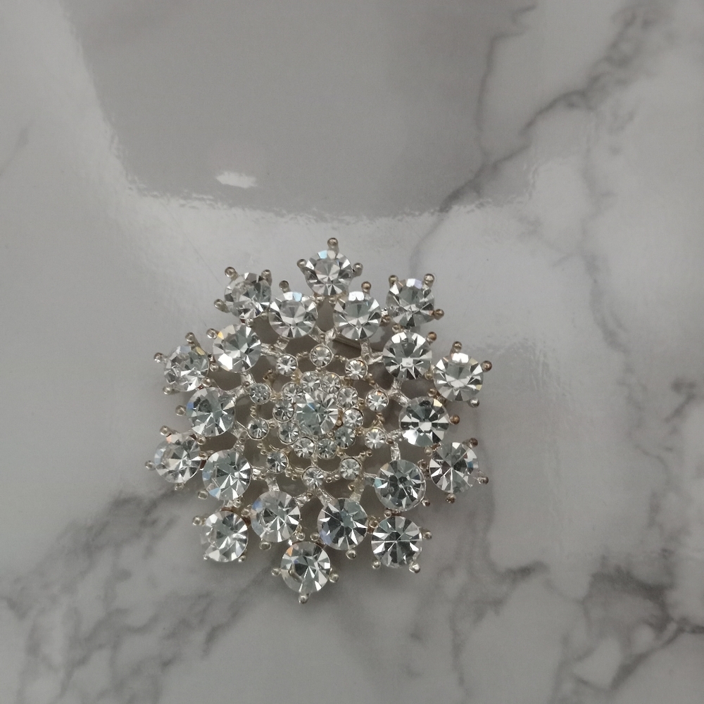 Decorative starburst or snowflake crystal brooch or pin - Picture 4 of 6